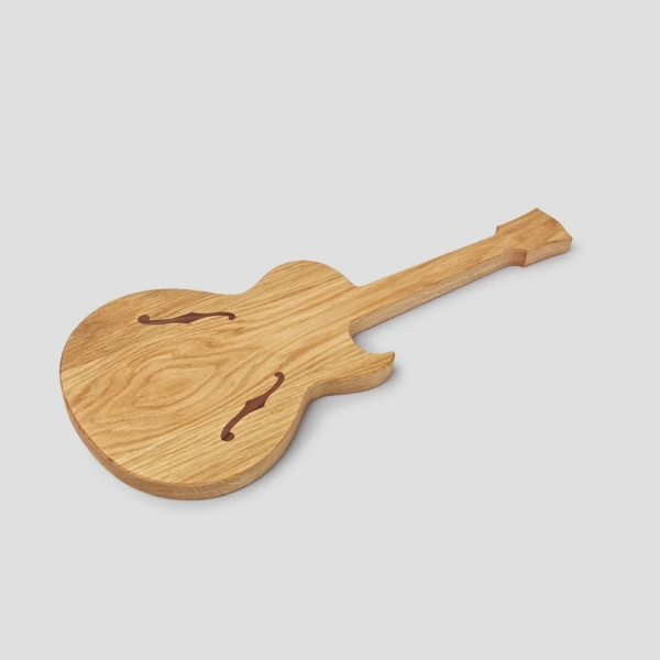Servierbrett Gitarre aus Nussholz 47,5cm x 21cm x 2cm