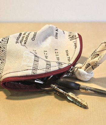 Schlüsseletui Opera Baumwolle weiß/bordeaux mit Reissverschluss 15 x 9 cm